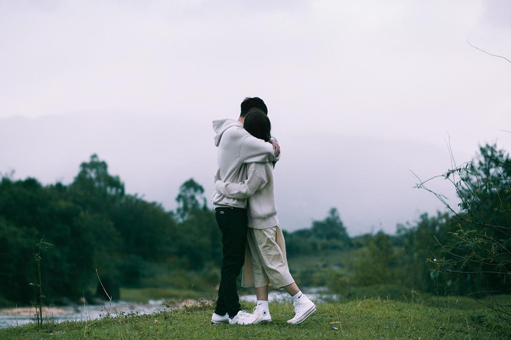 Couple hug-308e04bc3dfe4723a0ce3f784afbadb1.jpg Couple hug